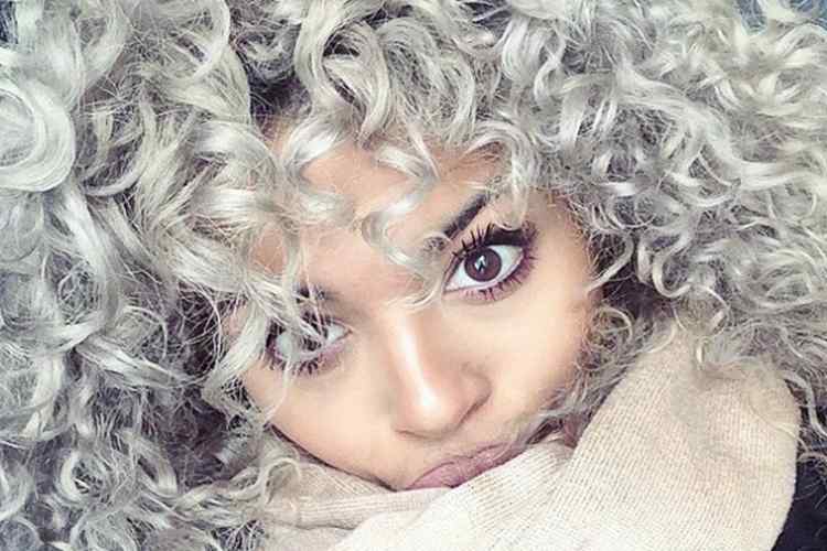 Кудрявый седой волос