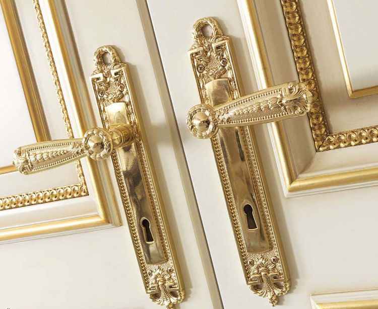 Дверь с дорогими украшениями