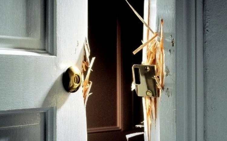 Выламывают двери