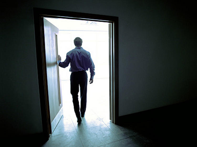 За дверью обнаружить пустоту